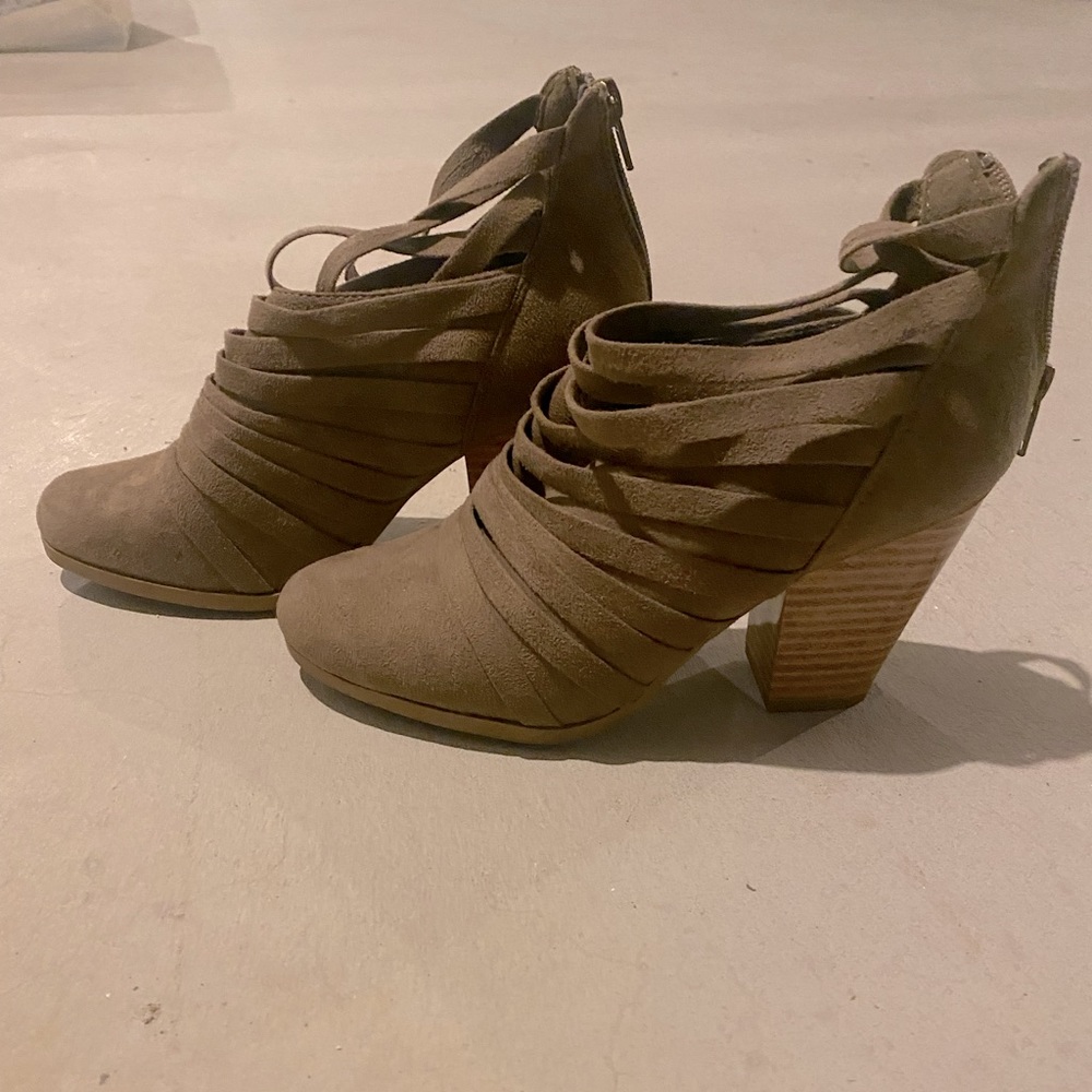 Journee collection strappy ankle bootie size 7